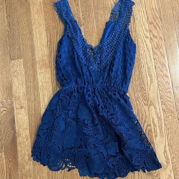 Verty Women’s Navy Romper Size Medium - Picture 2 of 4